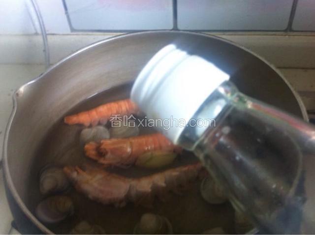 海虾和蛤蜊放入锅中加点料酒煮沸捞出