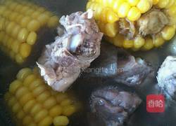 胡萝卜玉米排骨汤的做法图解7