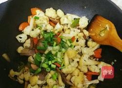 咸肉焖菜花的做法图解3