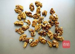 核桃仁拌菠菜的做法图解2