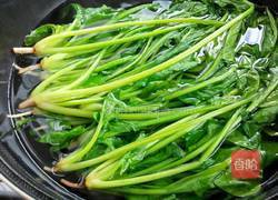 核桃仁拌菠菜的做法图解4