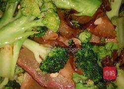 西兰花炒腊肉的做法图解5
