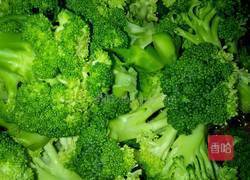 西兰花炒腊肉的做法图解2