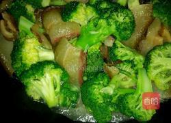 西兰花炒腊肉的做法图解4