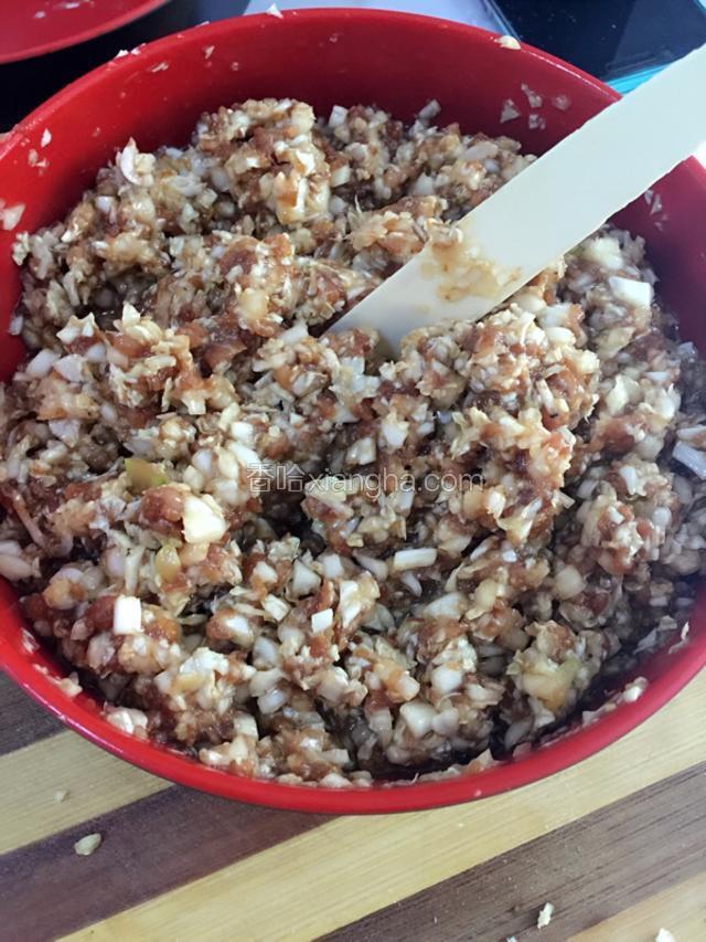 白菜和肉搅拌均匀备用