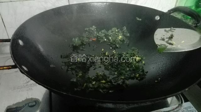 再次倒入两勺子茶仔油，油热了放入姜末，紧苏爆香