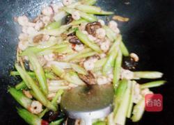 芹菜吵虾仁的做法图解6