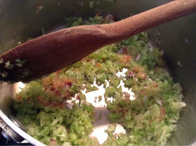 烧的洋葱香味散发出来到人西芹烧一下下