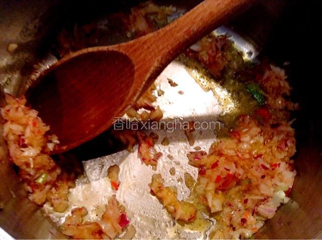 锅里倒入橄榄油烧到5分热倒入洋葱