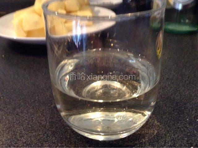倒入白葡萄酒把葡萄酒香味全部散发出来