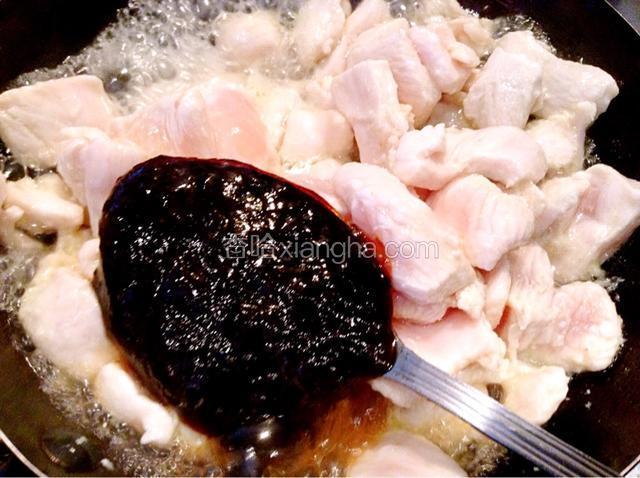 现在另外的小锅倒入橄榄油烧到烧热倒入切块的鸡肉炒一炒，再放入一大条根的西梅果酱烧到入味