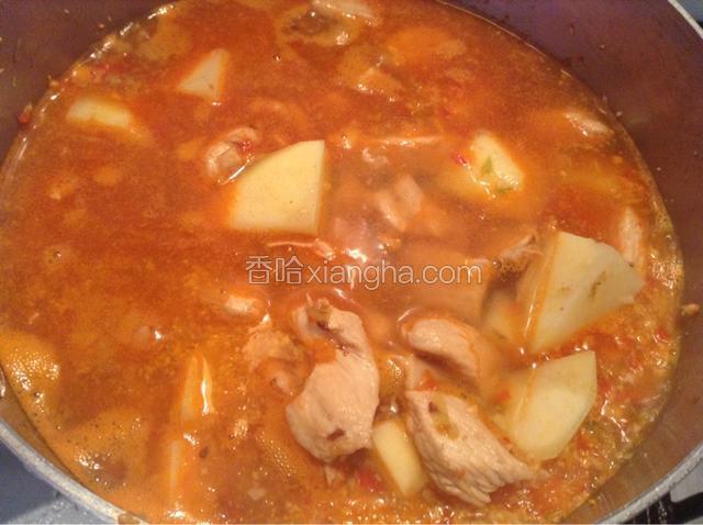 鸡肉烧好倒入蔬菜过来加入适量的水