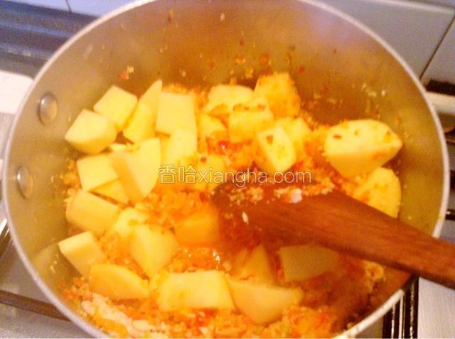 然后倒入所有的蔬菜用小火慢慢烧