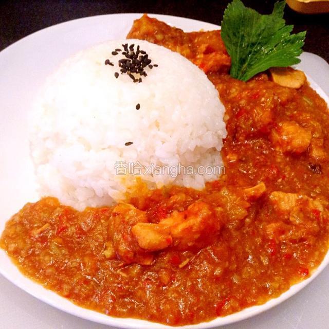 最后倒入生粉和水倒入勾起就完成一到美味的咖喱鸡肉饭了