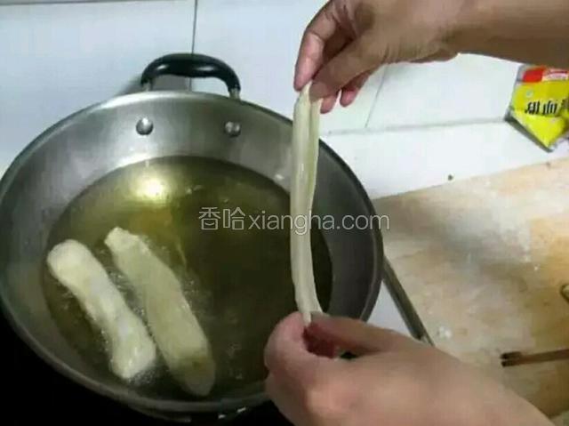 锅内放油，待油开，把剂子抻长放入锅中，油开后改小火。