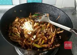 Illustration of how to make fried pancakes with cucumber slices 5