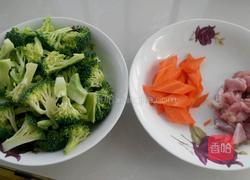 西兰花炒肉的做法图解1