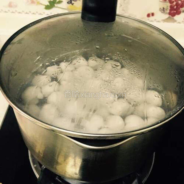 沸水加入鱼丸，煮约五分钟，浮出水面即可。