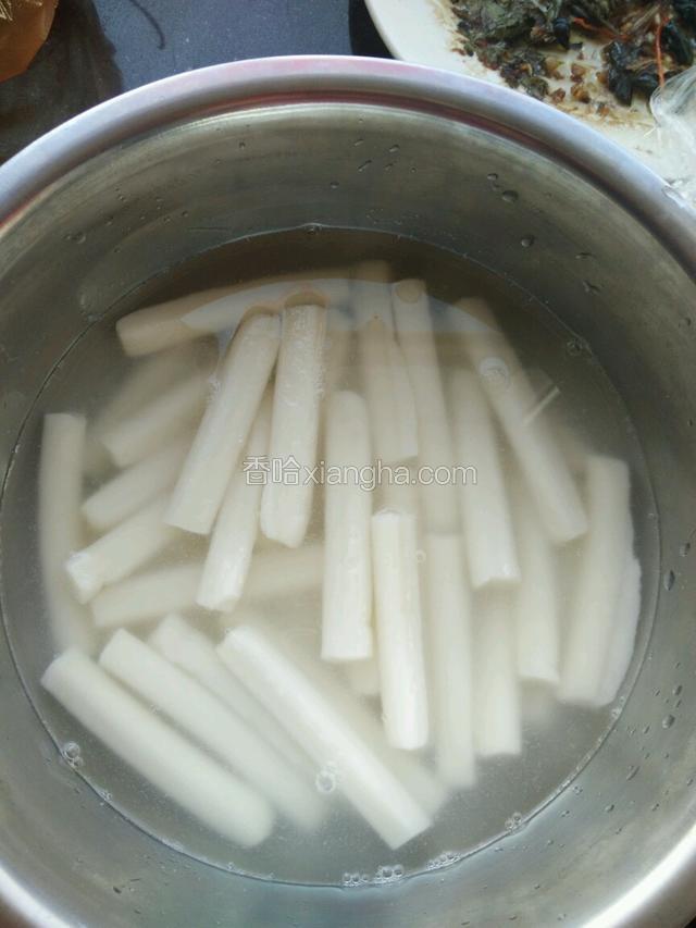 煮好的年糕过冷水