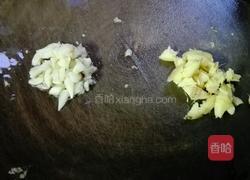 芹菜炒鸡肉的做法图解1