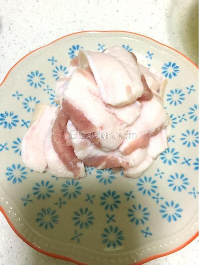 将五花肉洗净切片。