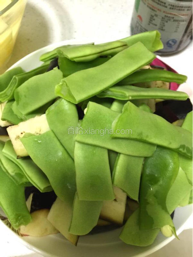 茄子豆角洗净切块切条。