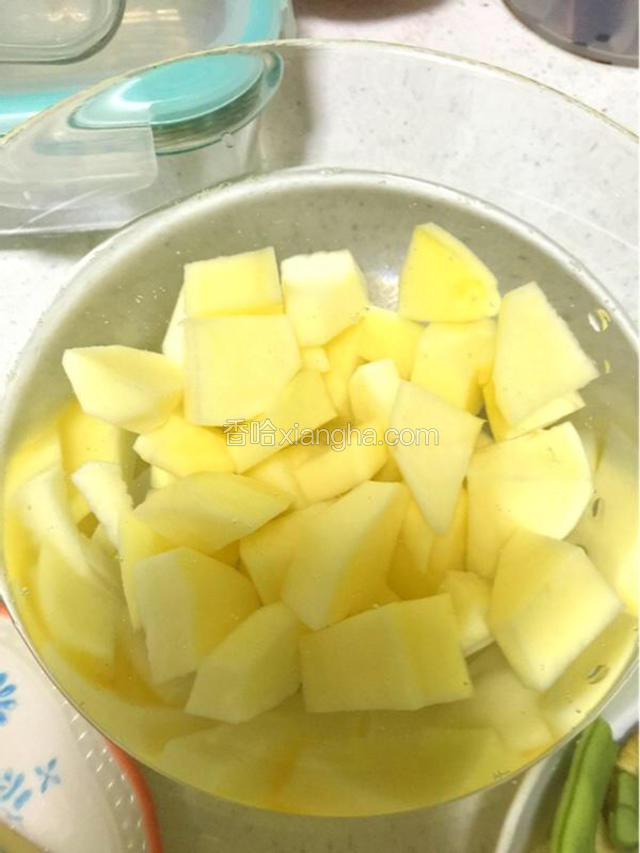 土豆切块泡水。