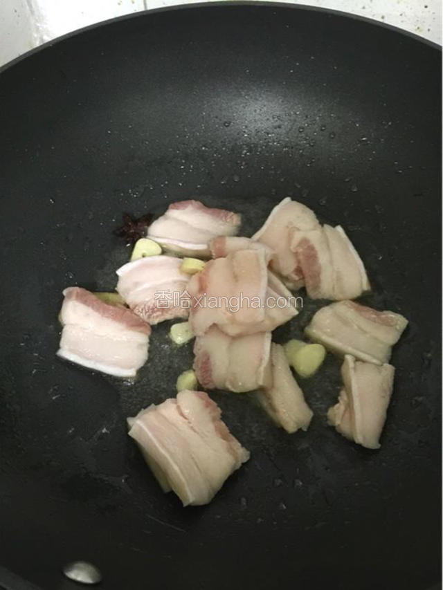 放入五花肉炒香变白。