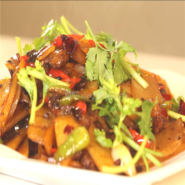 出锅装盘，撒香菜段10克，一道美味可口，色香味俱全的香辣干锅土豆片就展现在大家面前了。