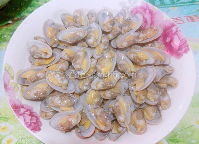 把花蛤无肉一边去掉,有肉一边摆盘放好.