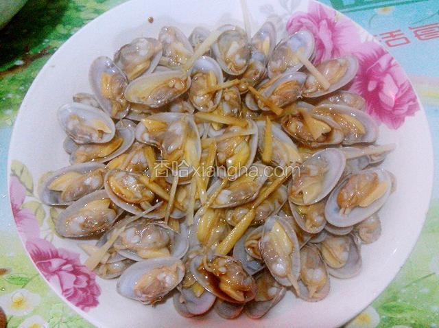 在摆好盘的花蛤上淋入玉米油、生抽,撒上姜丝,备用.