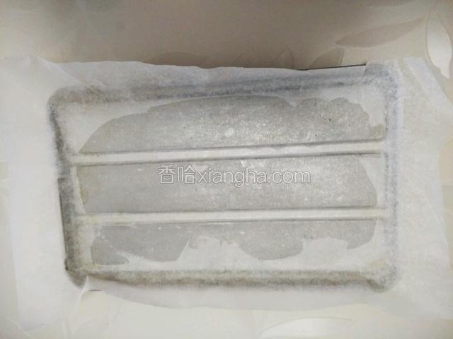 烤盘上刷一层色拉油 再垫上一张吸油纸
