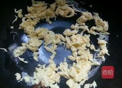 简单的养生。鸡蛋炒韭菜。的做法图解2