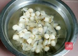 莲子百合银耳蜜枣排骨汤的做法图解3