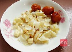 莲子百合银耳蜜枣排骨汤的做法图解6