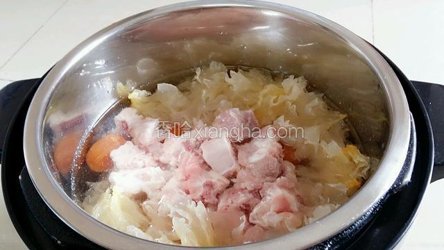 把所有食材都倒进去电压力锅里面。加适量水。（我是加水刚好腌没过食材）