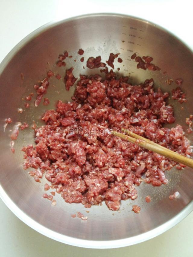 猪肉馅放入五香粉，生抽，鸡精，香油和少许料酒腌啧入味，加少许水搅打均匀，使肉馅不至于太干