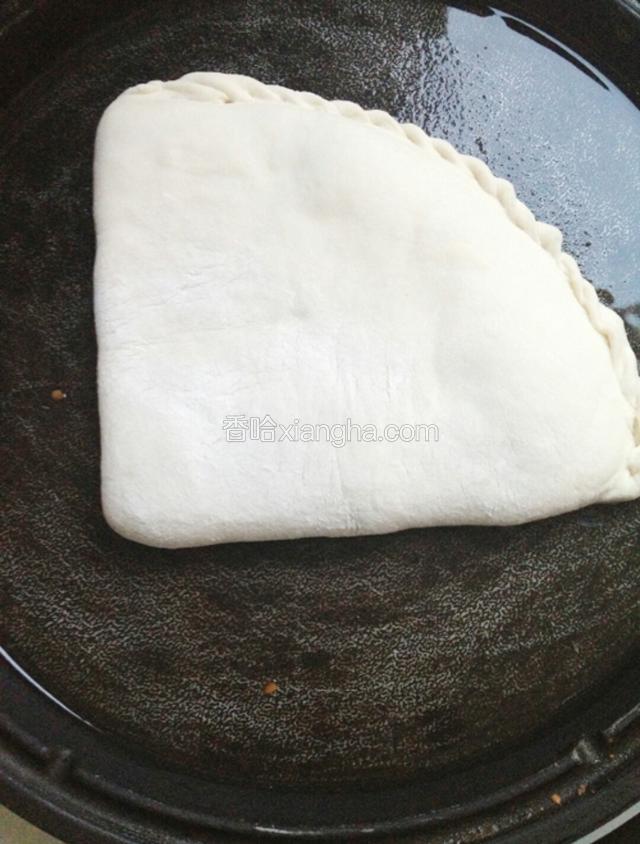 电饼档放入适量油，放肉饼煎