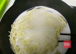 牛肉炒拉面的做法图解1