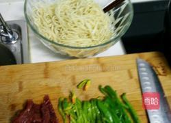 牛肉炒拉面的做法图解3