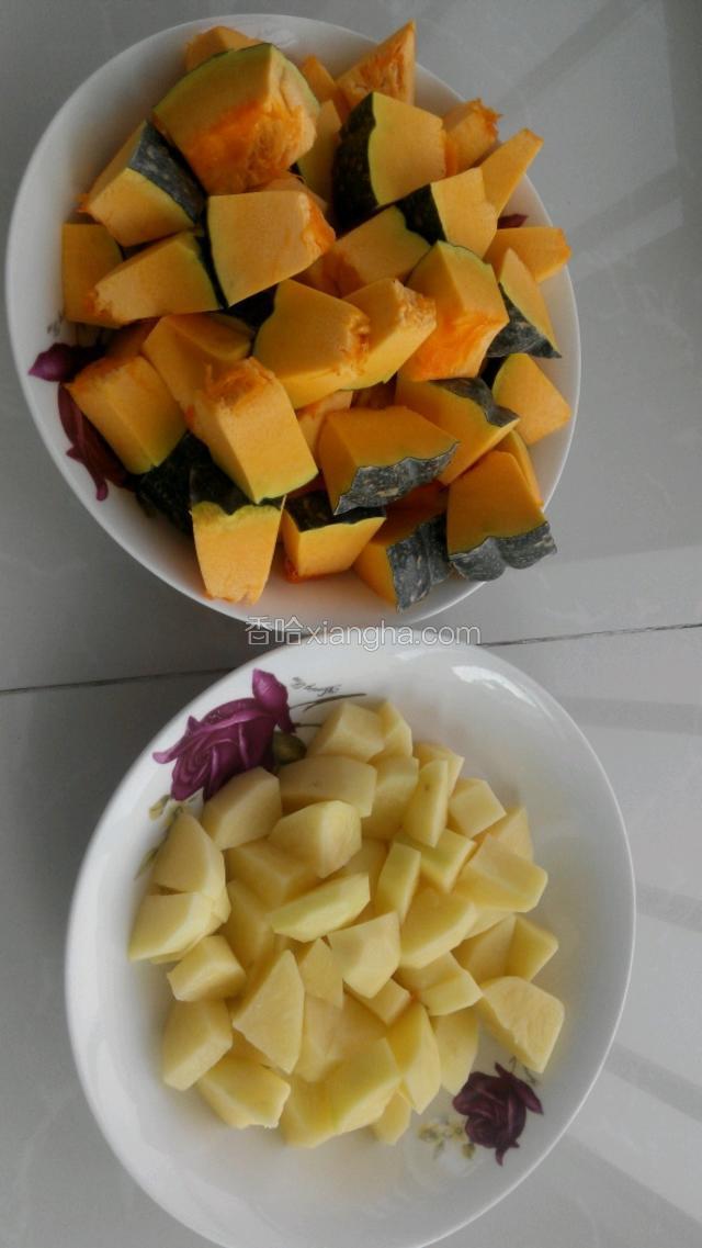 准备食材，南瓜和土豆切块。