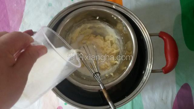 隔热水，把奶油奶酪，牛奶放入融合化开