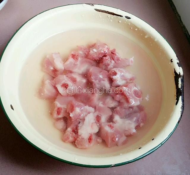 排骨用冷水浸泡二十分钟。