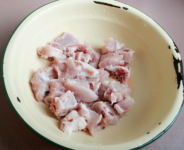 浸泡过的排骨用清水反复清洗干净。（我用清水洗了三次哈）