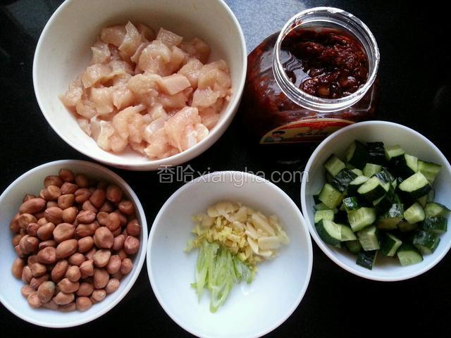 鸡胸肉洗净切块（我切得较大，吃着过瘾），用适量料酒、一点盐、淀粉拌匀腌制十分钟，黄瓜切丁，花生米擦干净