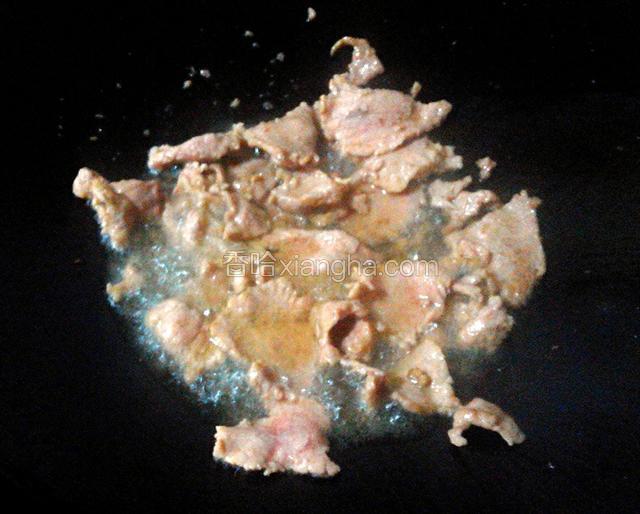 锅下油烧热,下瘦肉炒熟.