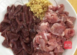 青椒猪肝炒瘦肉的做法图解2