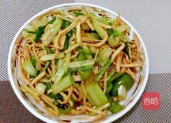 香芹炒豆皮的做法图解1