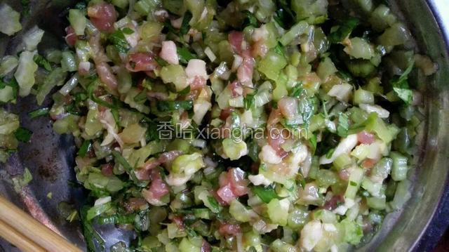 肉末和芹菜末放一起，放进十三香，盐，味精搅拌均匀