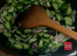 洋葱黄瓜炒鸡蛋的做法图解5